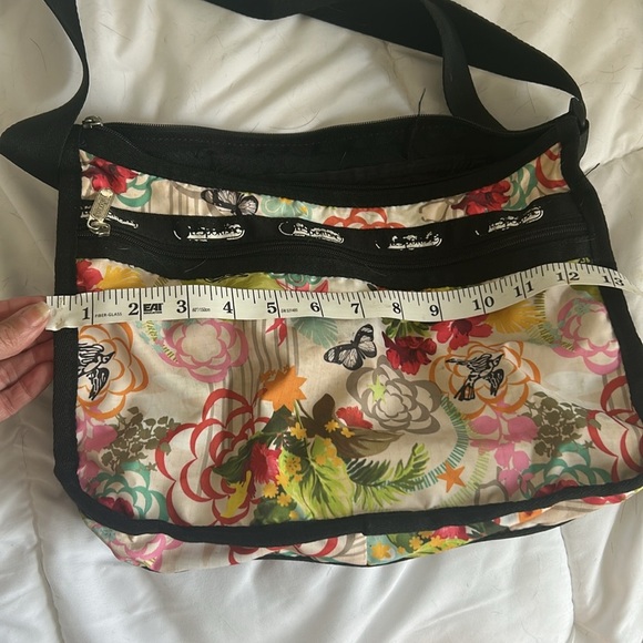 Lesportsac Floral Shoulder bag cream & black adjustable strap - Picture 9 of 10